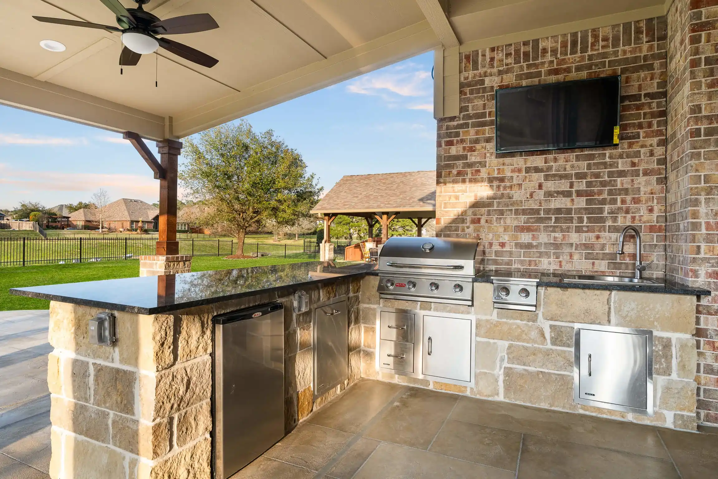OUTDOOR KITCHENS